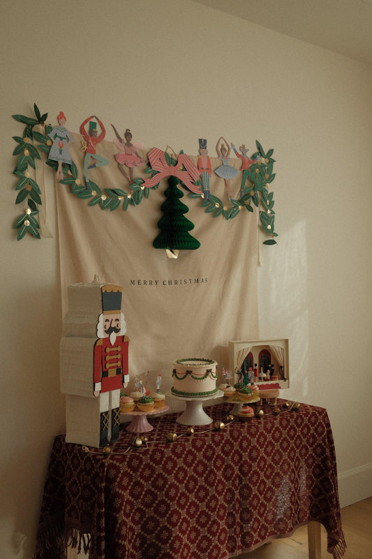 The nutcracker piñata, roter Uniformsoldat mit weißem Bart, am Tisch