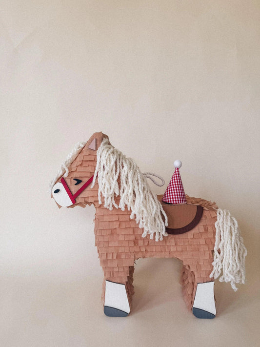 Piñata de caballo artesanal marrón con crin blanca y gorro de fiesta