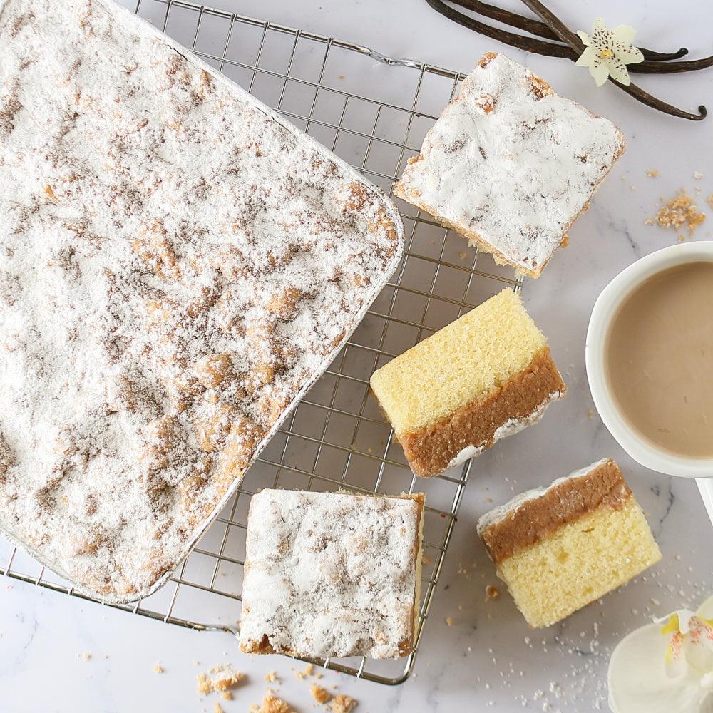 Kuchenstücke mit Puderzucker auf Kuchengitter