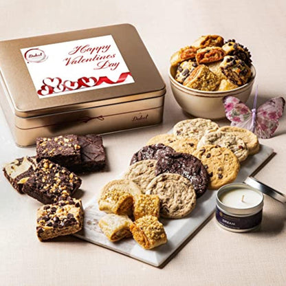 Beige Geschenkblechdose mit Valentinstags-Aufkleber, daneben assortierte Kekse und Dessertschale