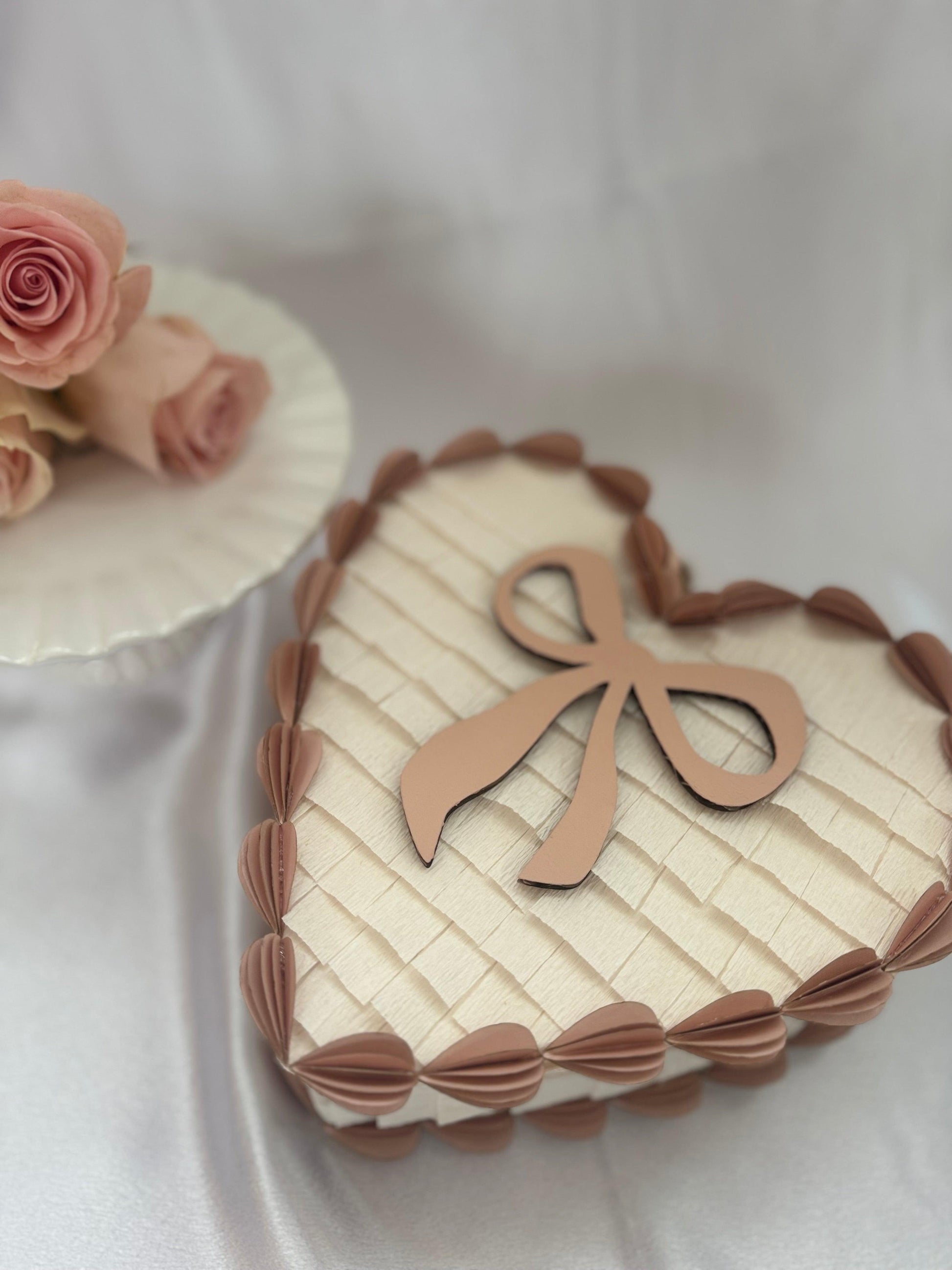 Piñata corazón San Valentín crema con lazo rosa y borde de hojas marrón