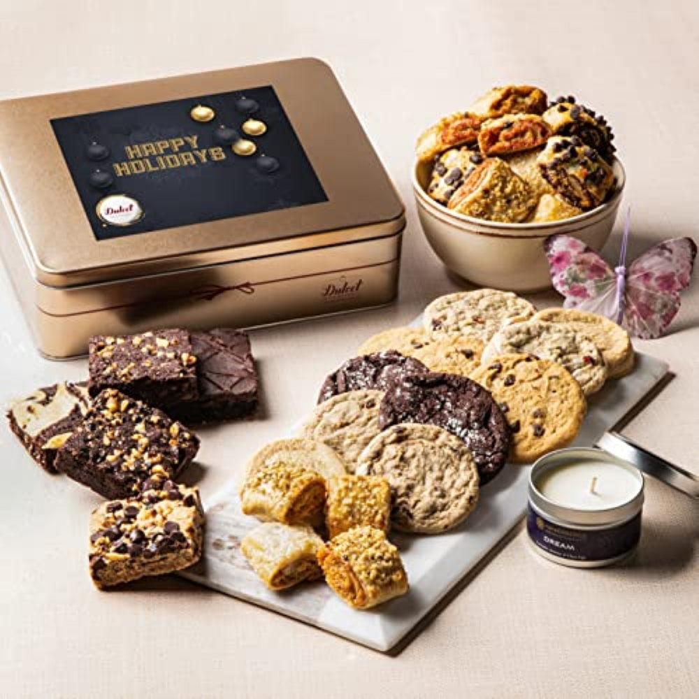 Geschenkblechdose mit assortierten Keksen, Schale mit Cookies und Duftkerze auf Tablett