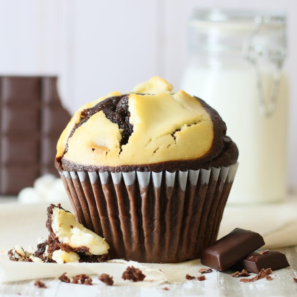 Geteilter Muffin mit heller Käsefüllung und dunklem Teig