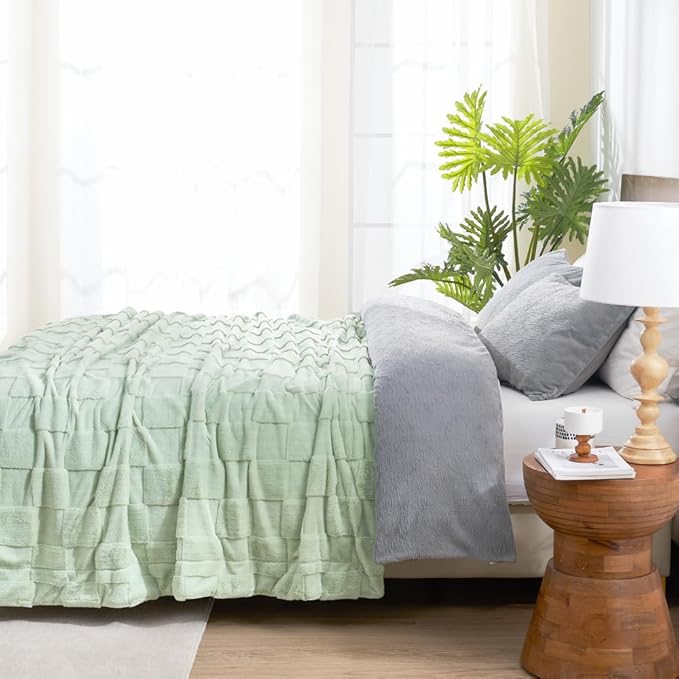 Sage Green Checkered Faux Fur King Blanket – 108"x90" | 450GSM 3D Jacquard Check Pattern | OEKO-TEX Certified Botanical Throw for King Beds