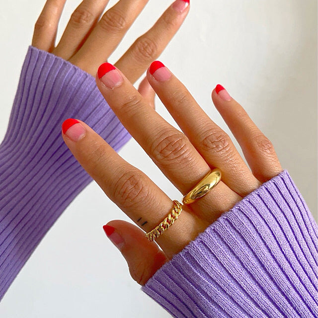 Gold curb chain ring with loose-link band, worn on finger