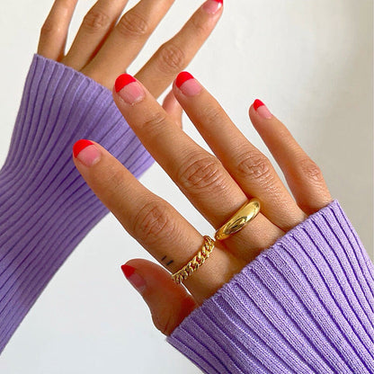 Gold curb chain ring with loose-link band, worn on finger