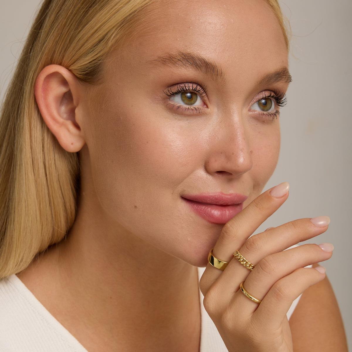 Gold curb chain ring worn on finger, chunky loose-link band