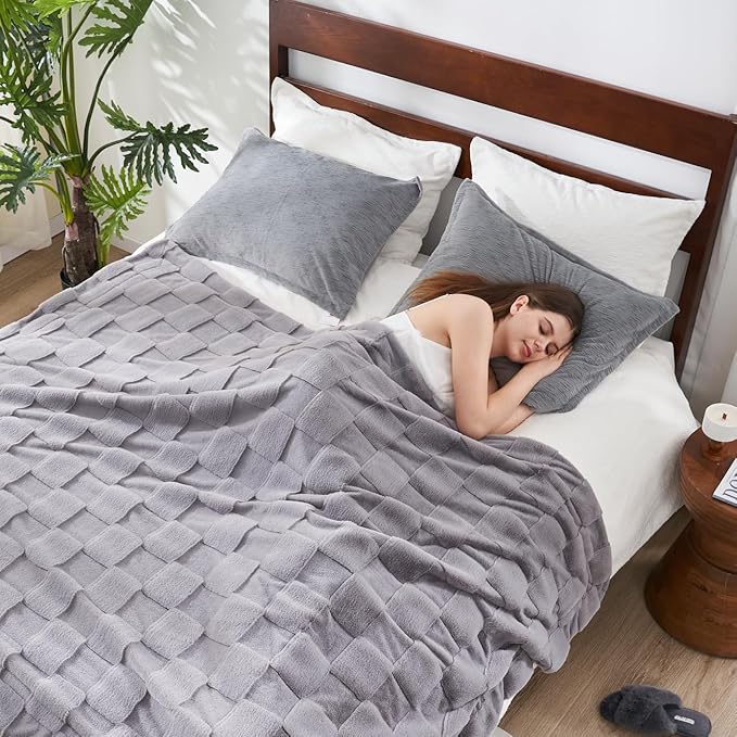 Grey Checkered Faux Fur Queen Blanket – 90"x90" | 450GSM 3D Jacquard Check Pattern | OEKO-TEX Certified Versatile Plush Throw for Bed & Couch