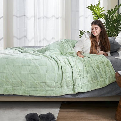 Sage Green Checkered Faux Fur Queen Blanket – 90"x90" | 450GSM 3D Jacquard Check Pattern | OEKO-TEX Certified Botanical Throw for Bed & Couch