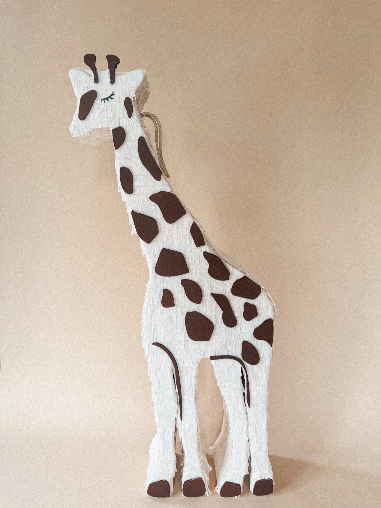Piñata de jirafa blanca con manchas marrones y cordón para colgar
