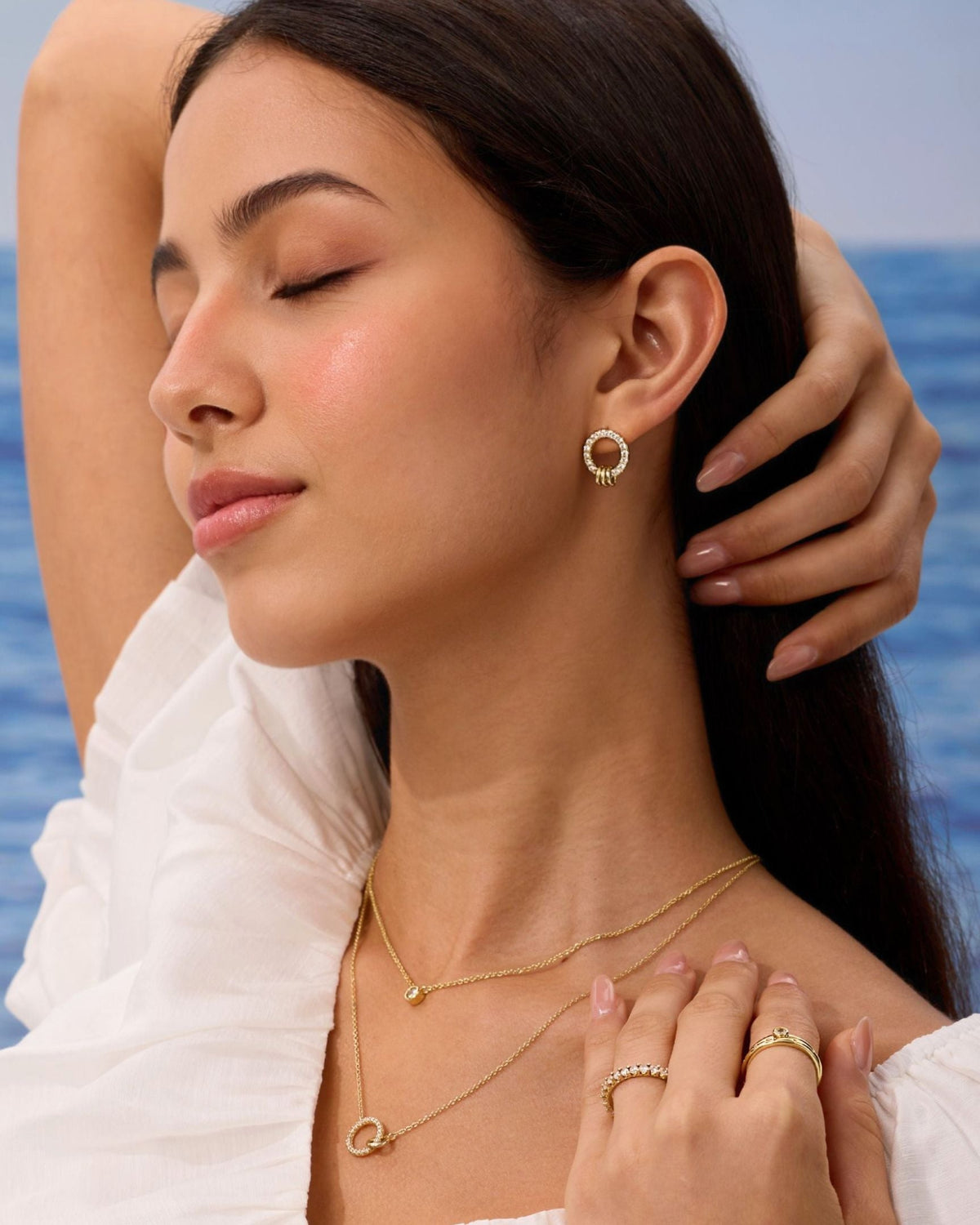Gold-plated open-circle pendant necklace worn on a model, close to the neck