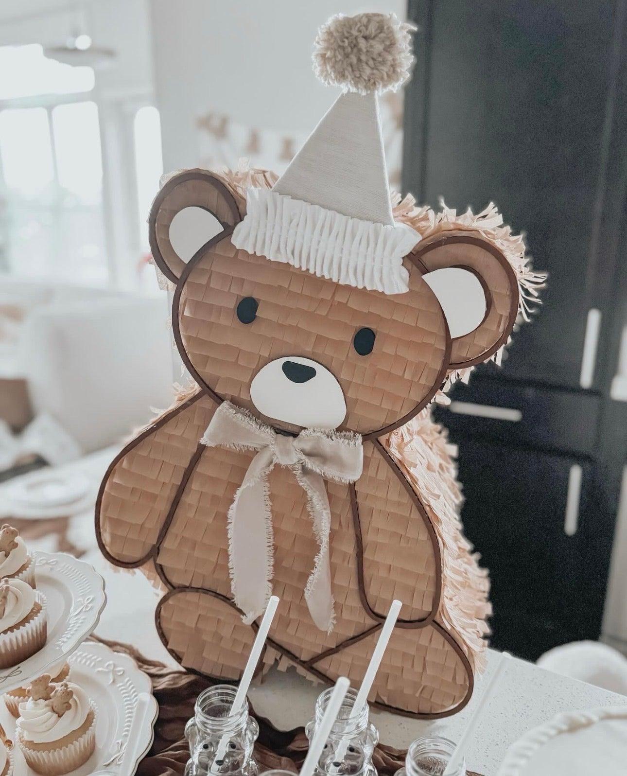 Brauner Teddy mit Geburtstagsmütze und weißem Schal