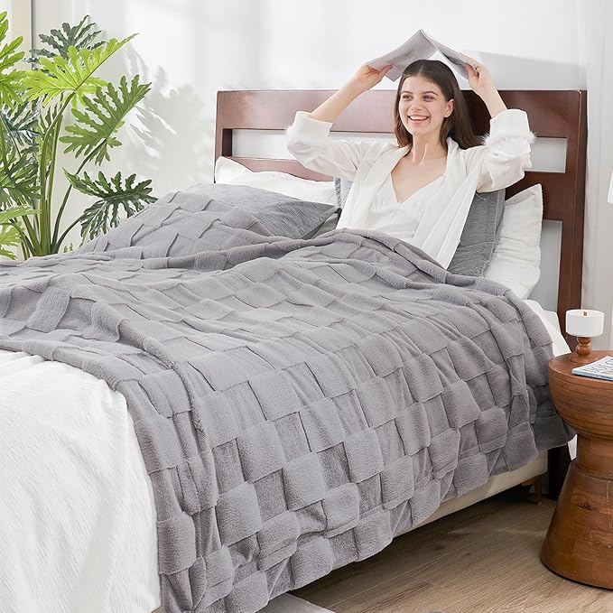 Grey Checkered Faux Fur Queen Blanket – 90"x90" | 450GSM 3D Jacquard Check Pattern | OEKO-TEX Certified Versatile Plush Throw for Bed & Couch