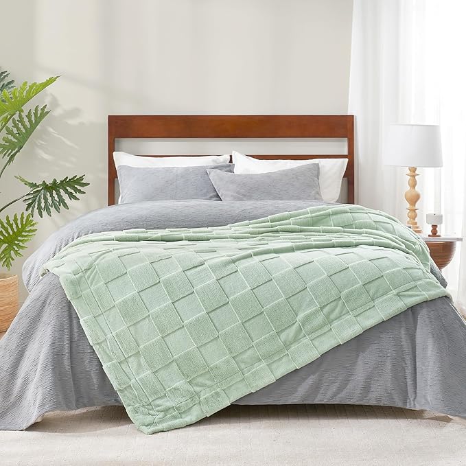 Sage Green Checkered Faux Fur Queen Blanket – 90"x90" | 450GSM 3D Jacquard Check Pattern | OEKO-TEX Certified Botanical Throw for Bed & Couch