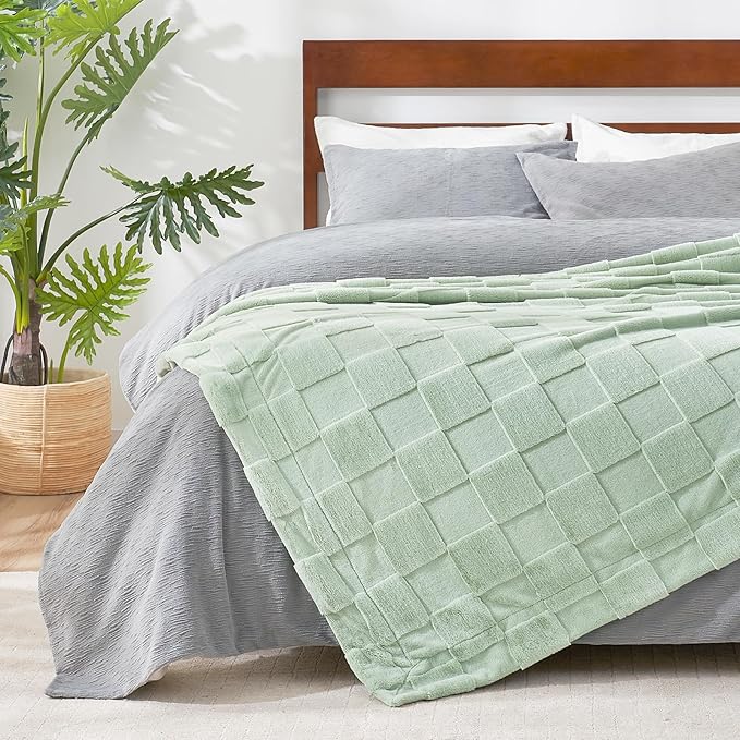 Sage Green Checkered Faux Fur King Blanket – 108"x90" | 450GSM 3D Jacquard Check Pattern | OEKO-TEX Certified Botanical Throw for King Beds