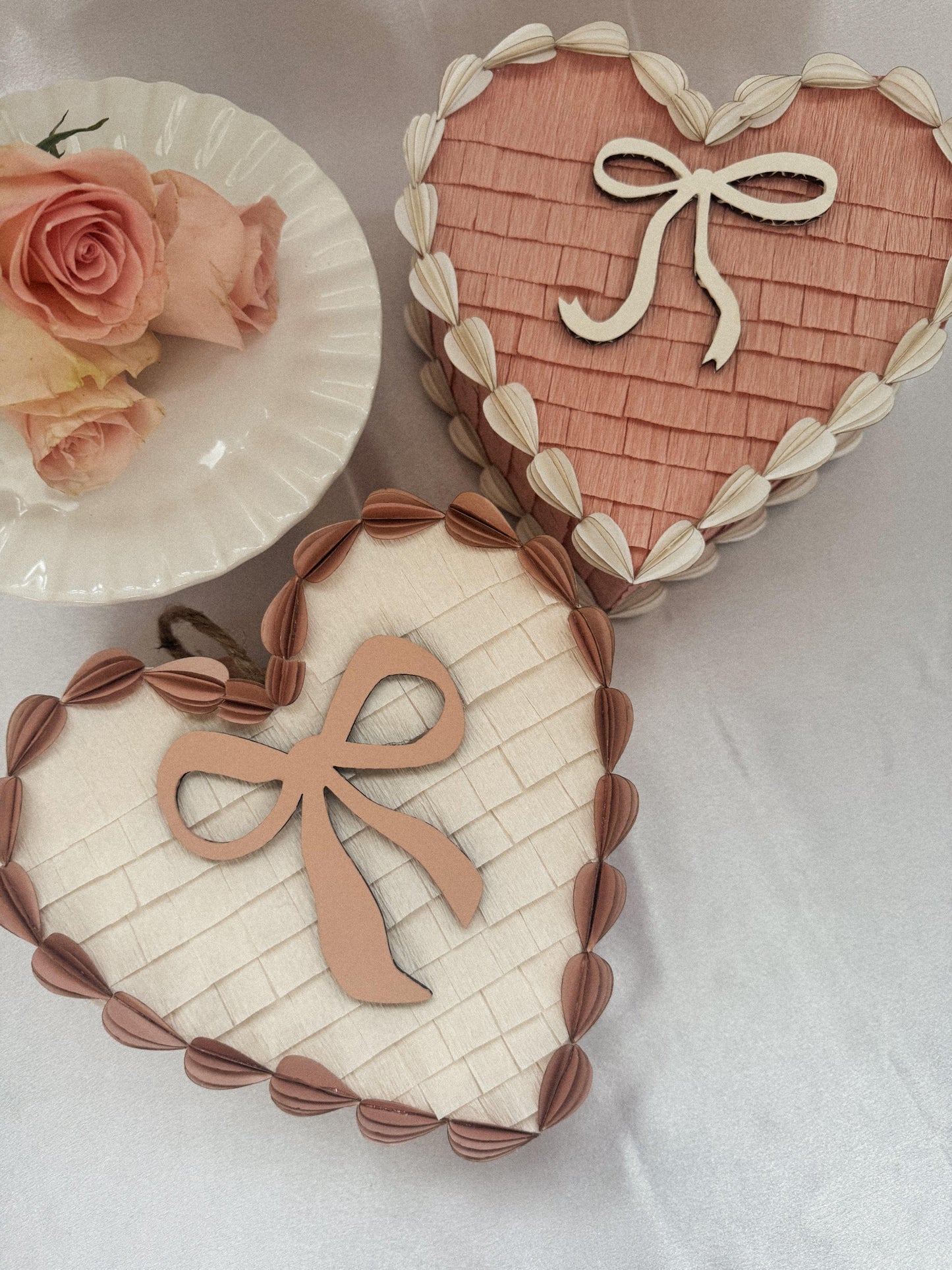 Corazones piñata de tarta de San Valentín: rosa con lazo y crema con lazo