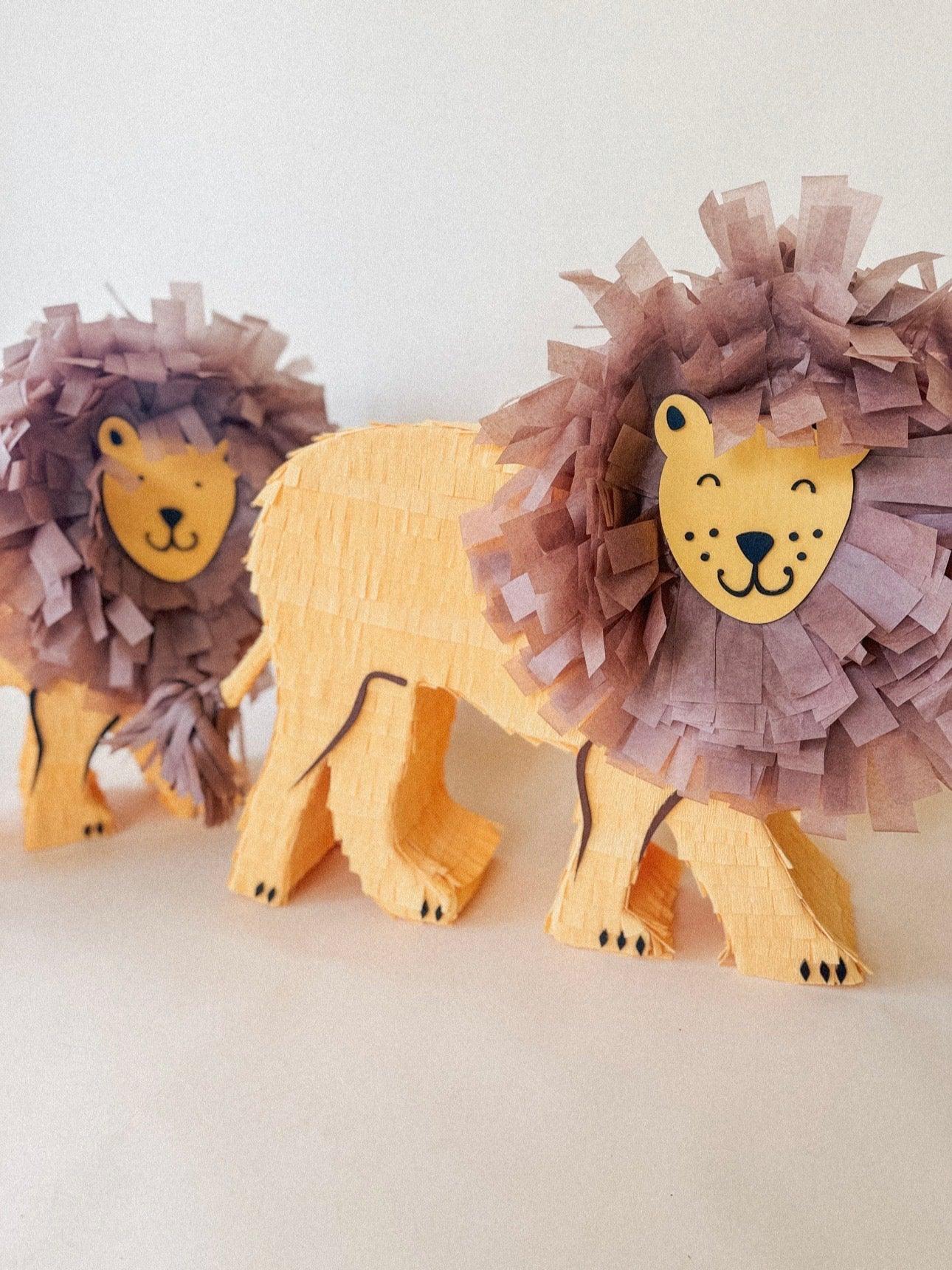 Piñata de león con melena morada y cara amarilla, vista lateral