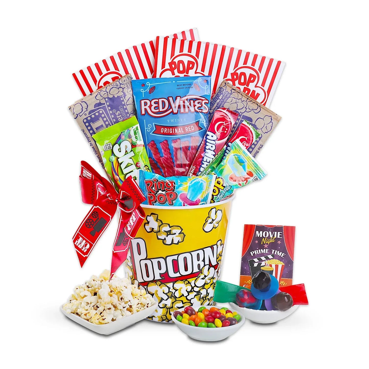 Pop-ular Movie Night Geschenkset: gelber Popcorn-Becher mit bunten Tüten und Süßigkeiten