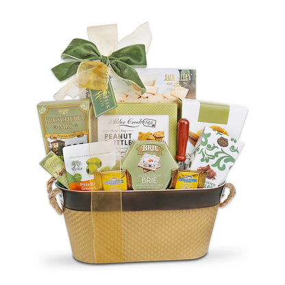 Geschenkkorb mit Käse- und Crackersnacks, grüne Schleife, gefüllter Präsentkorb