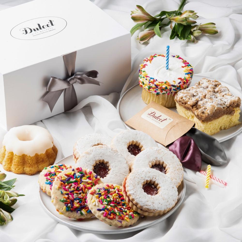 Geburtstags-Süßigkeiten Geschenkbox mit Cupcakes, Gebäck und Schleifenband