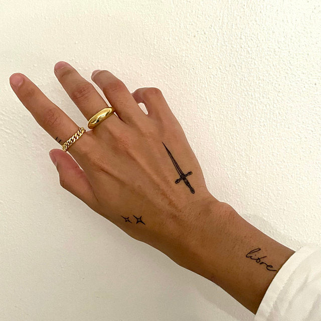 Gold curb chain ring on finger, wide loose-link band