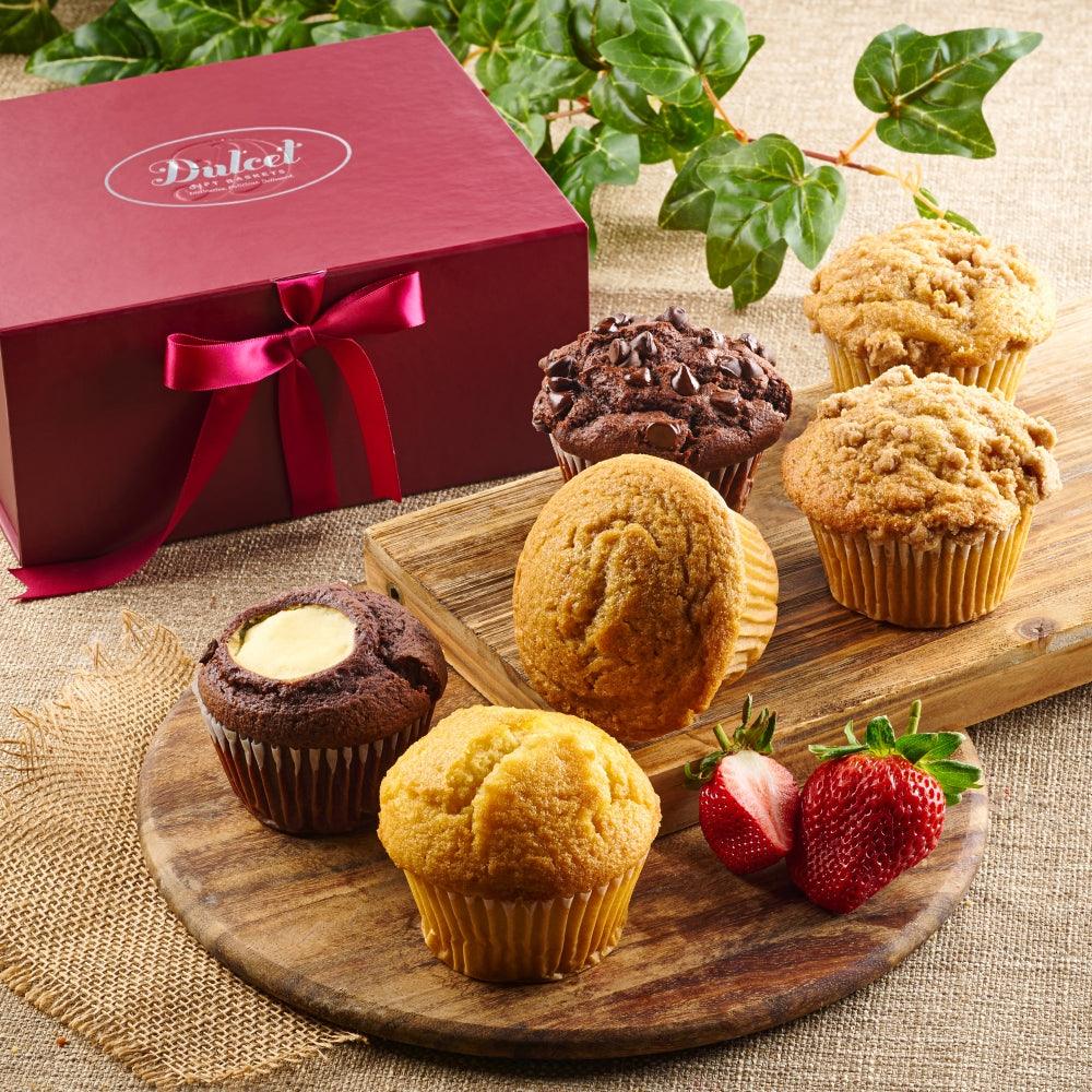 Bakers Best Muffins Sortiment: dunkle, goldene und helle Muffins auf Holzplatte