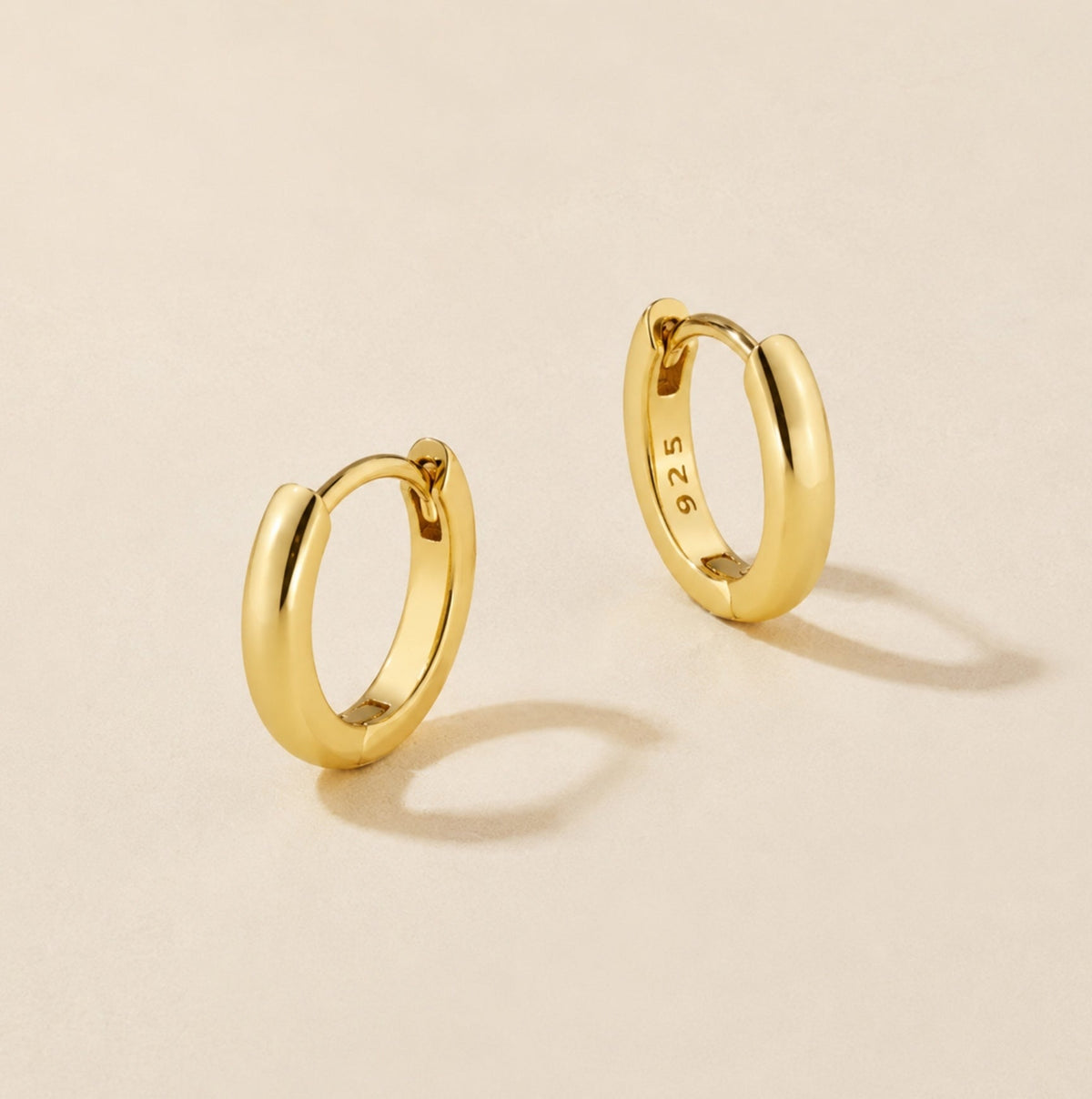 French Oval Huggie Hoop Earrings | 11 mm, 2.5 mm Thick