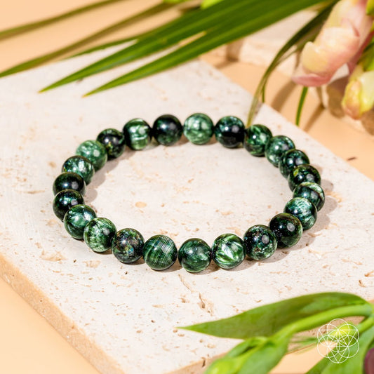 Green seraphinite bead bracelet with round polished stones on elastic cord